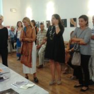 Inaugurata la mostra “Essere donna senza frontiere. Artiste di Carrara e dintorni per il diritto alla vita delle donne”